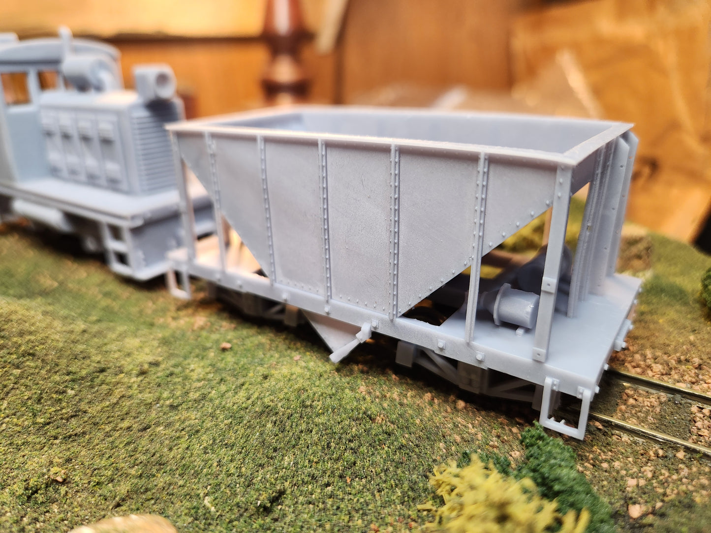 On30 3D Printed 16ft Single Bay Steel Hopper(Set of 2) With Trucks and Couplers