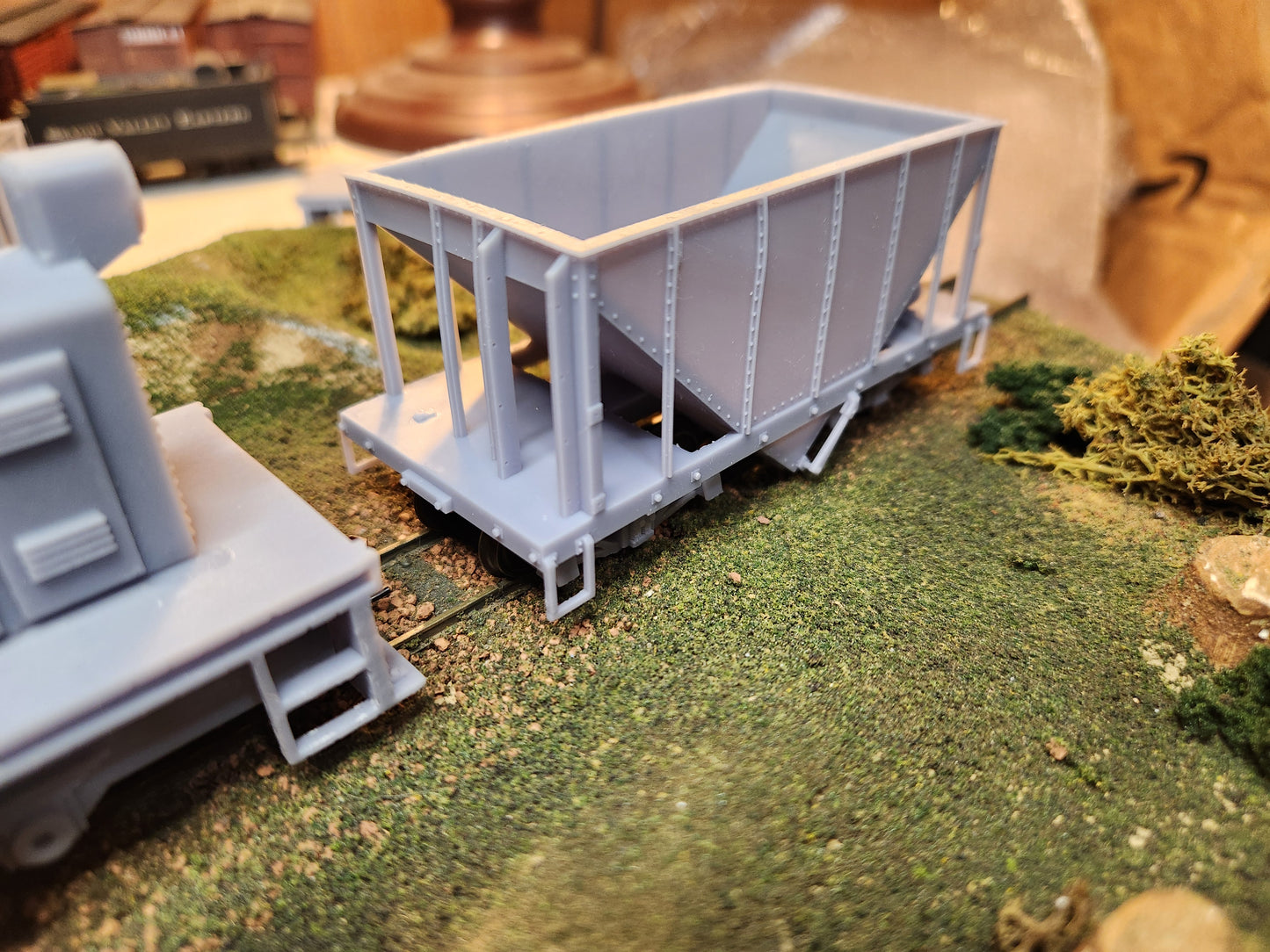 On30 3D Printed 16ft Single Bay Steel Hopper(Set of 2) With Trucks and Couplers