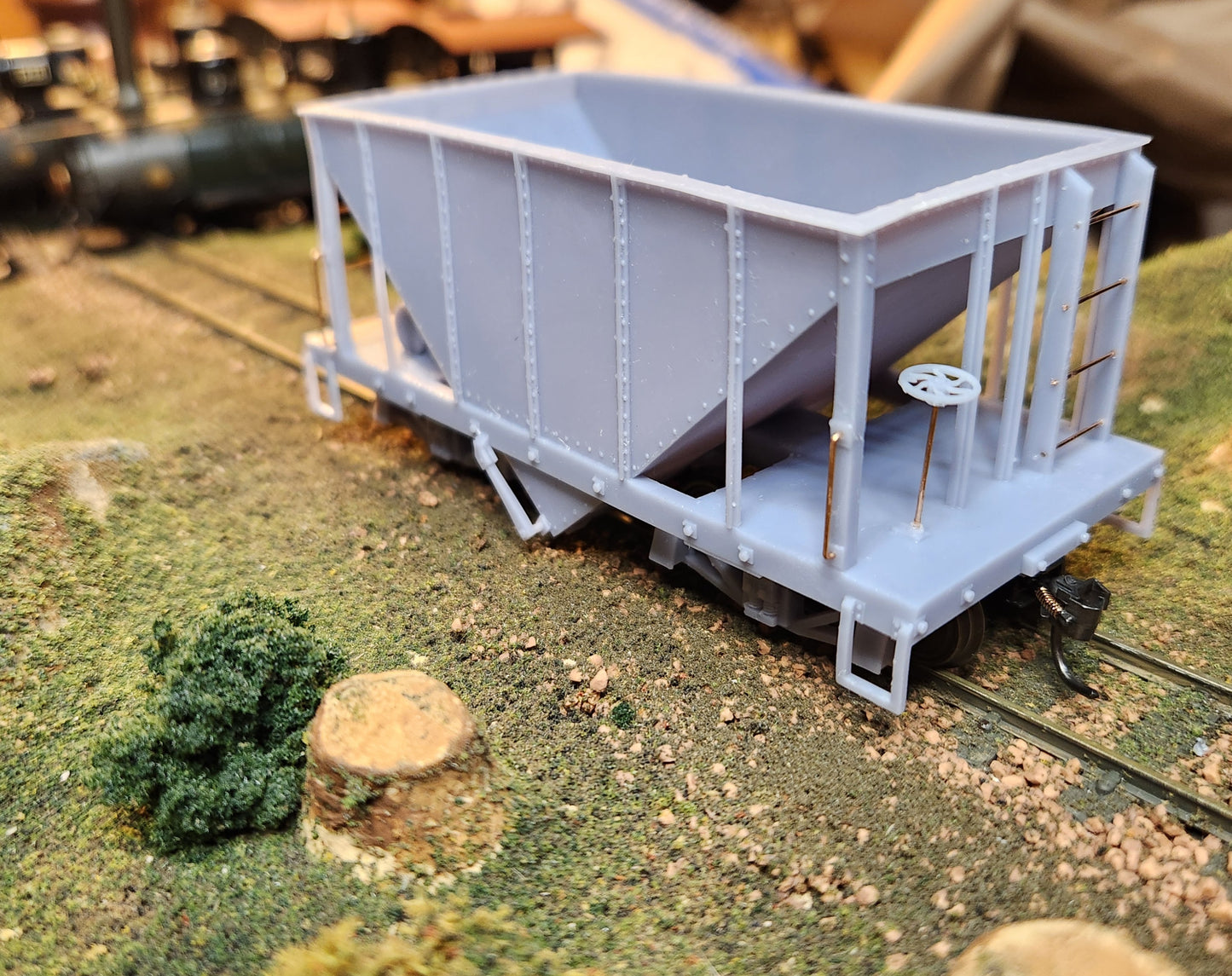 On30 3D Printed 16ft Single Bay Steel Hopper(Set of 2) With Trucks and Couplers