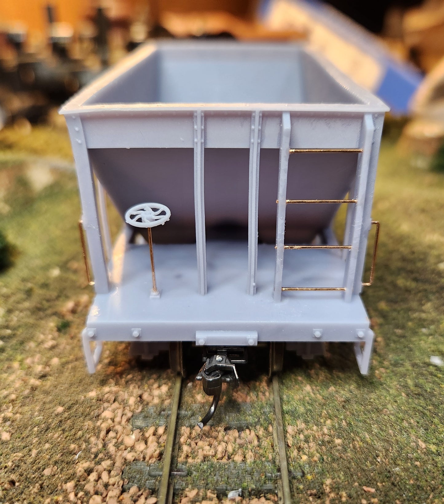 On30 3D Printed 16ft Single Bay Steel Hopper(Set of 2) With Trucks and Couplers
