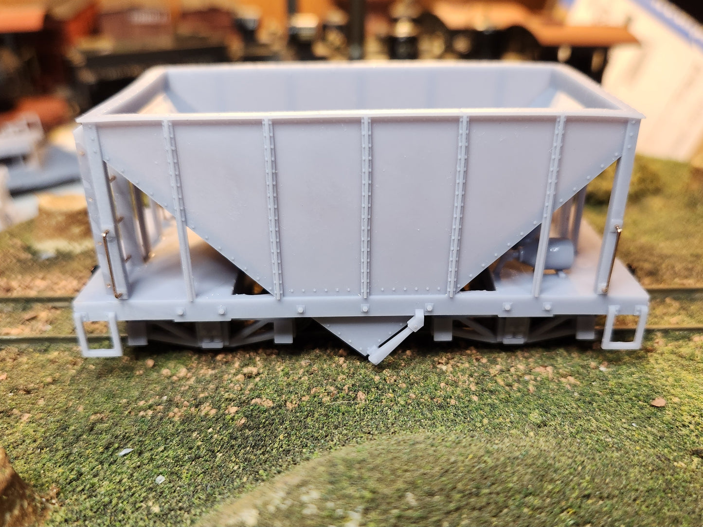 On30 3D Printed 16ft Single Bay Steel Hopper(Set of 2) With Trucks and Couplers