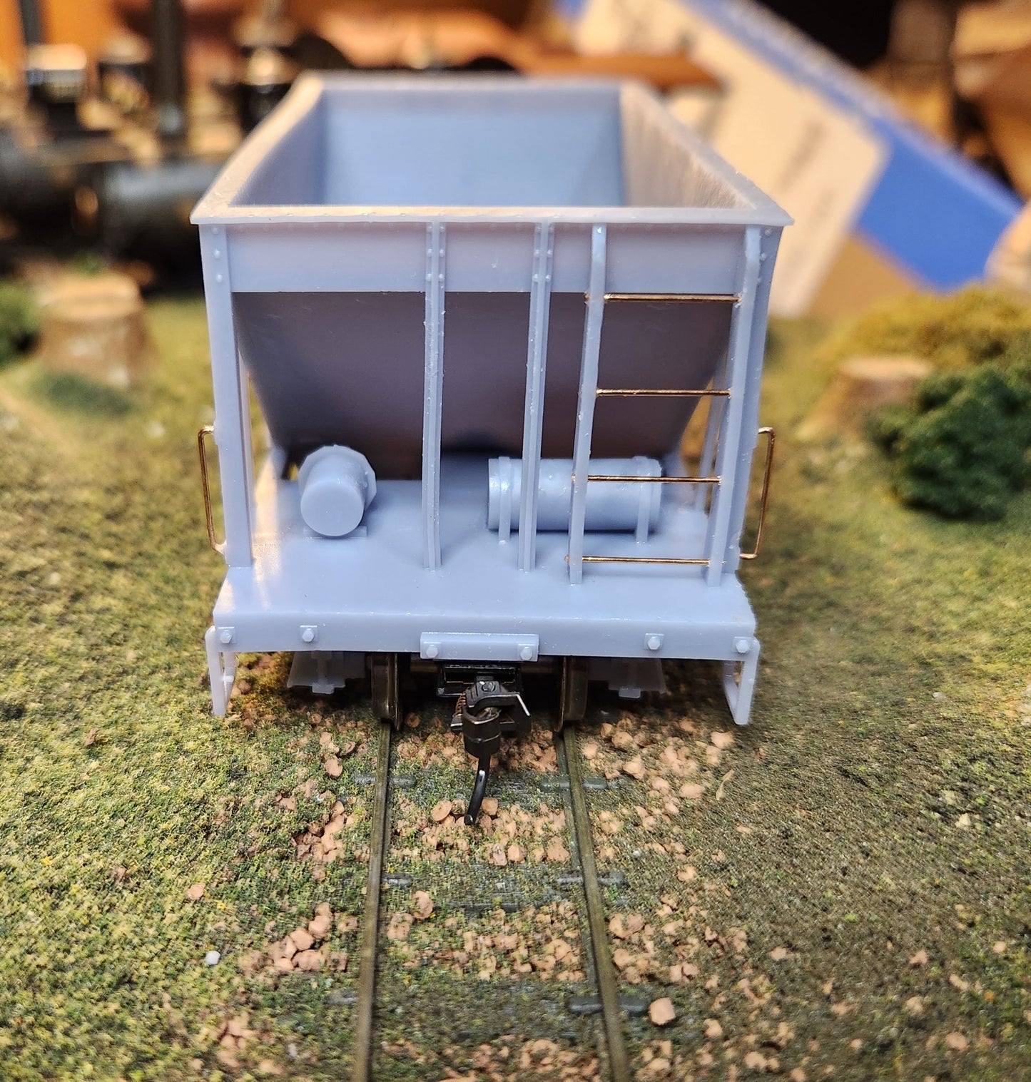 On30 3D Printed 16ft Single Bay Steel Hopper(Set of 2) With Trucks and Couplers