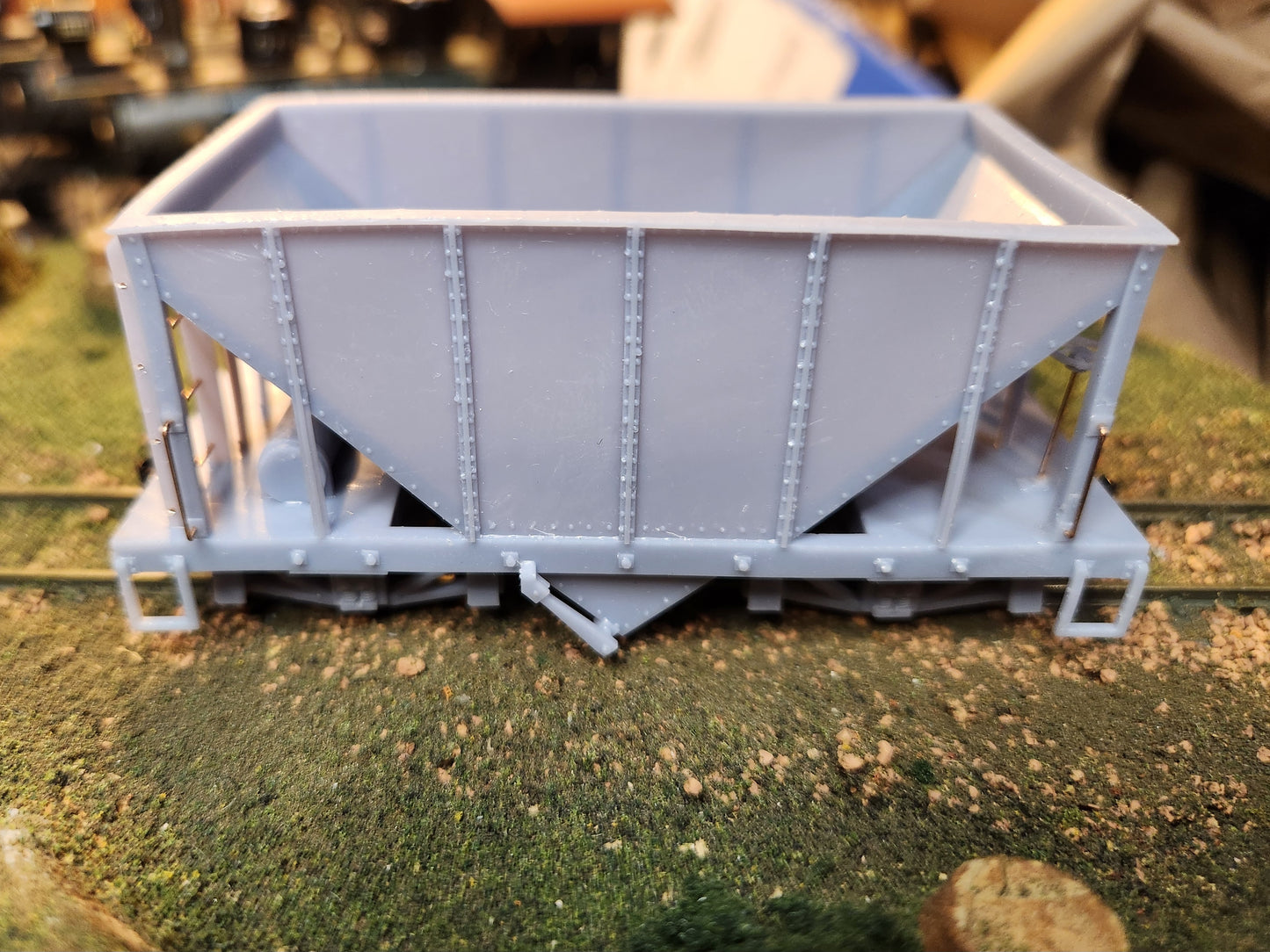 On30 3D Printed 16ft Single Bay Steel Hopper(Set of 2) With Trucks and Couplers