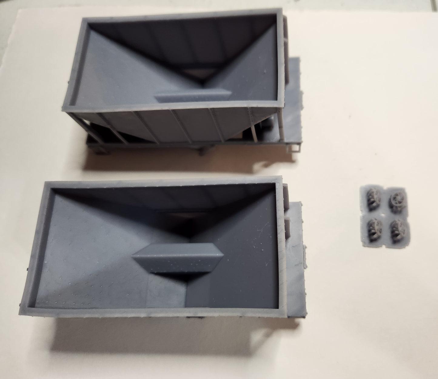 On30 3D Printed 16ft Single Bay Steel Hopper(Set of 2) With Trucks and Couplers