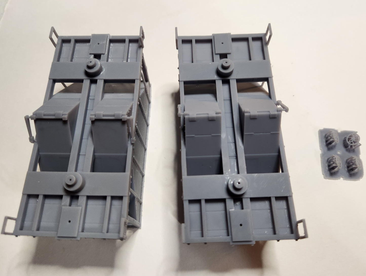 On30 3D Printed 16ft Single Bay Steel Hopper(Set of 2) With Trucks and Couplers