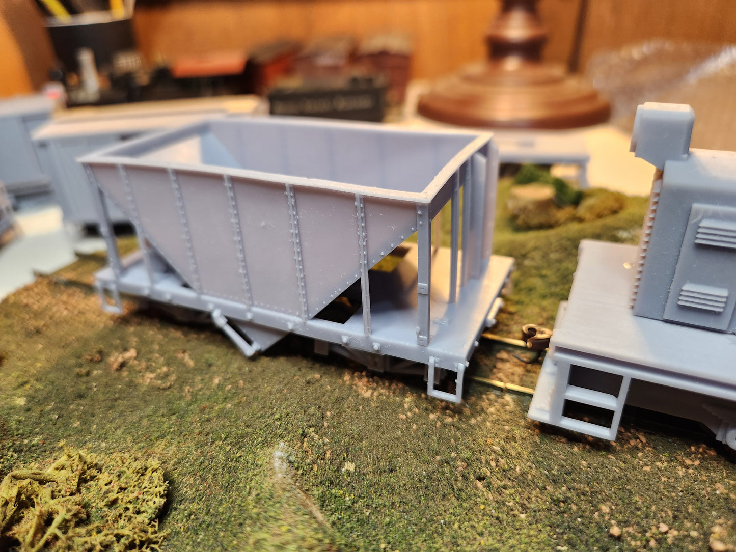 On30 3D Printed 16ft Single Bay Steel Hopper(Set of 2) With Trucks and Couplers
