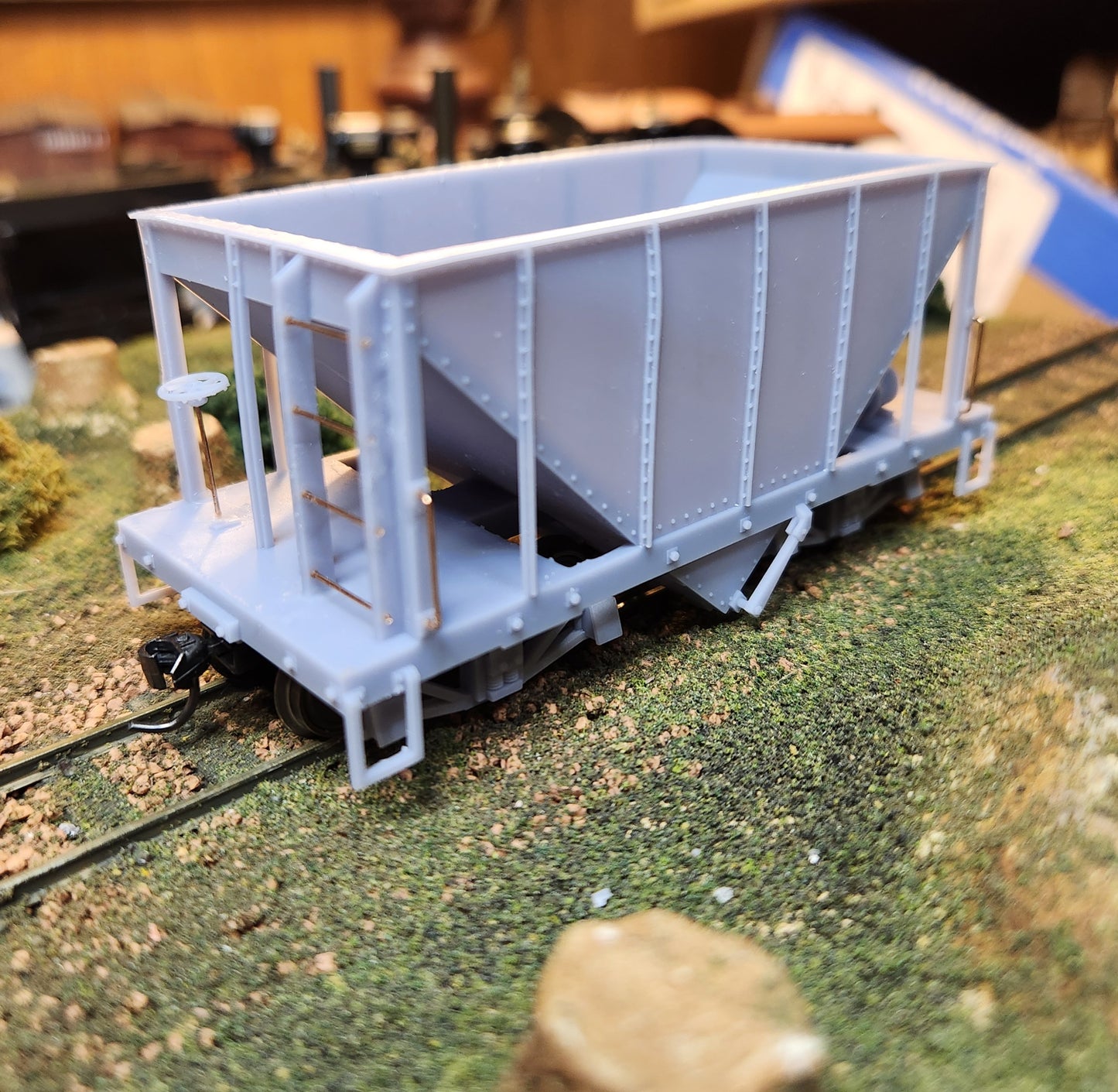 On30 3D Printed 16ft Single Bay Steel Hopper(Set of 2) With Trucks and Couplers