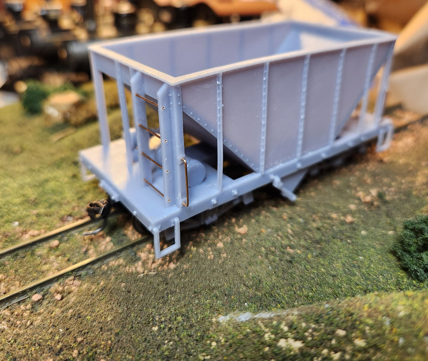 On30 3D Printed 16ft Single Bay Steel Hopper(Set of 2) With Trucks and Couplers