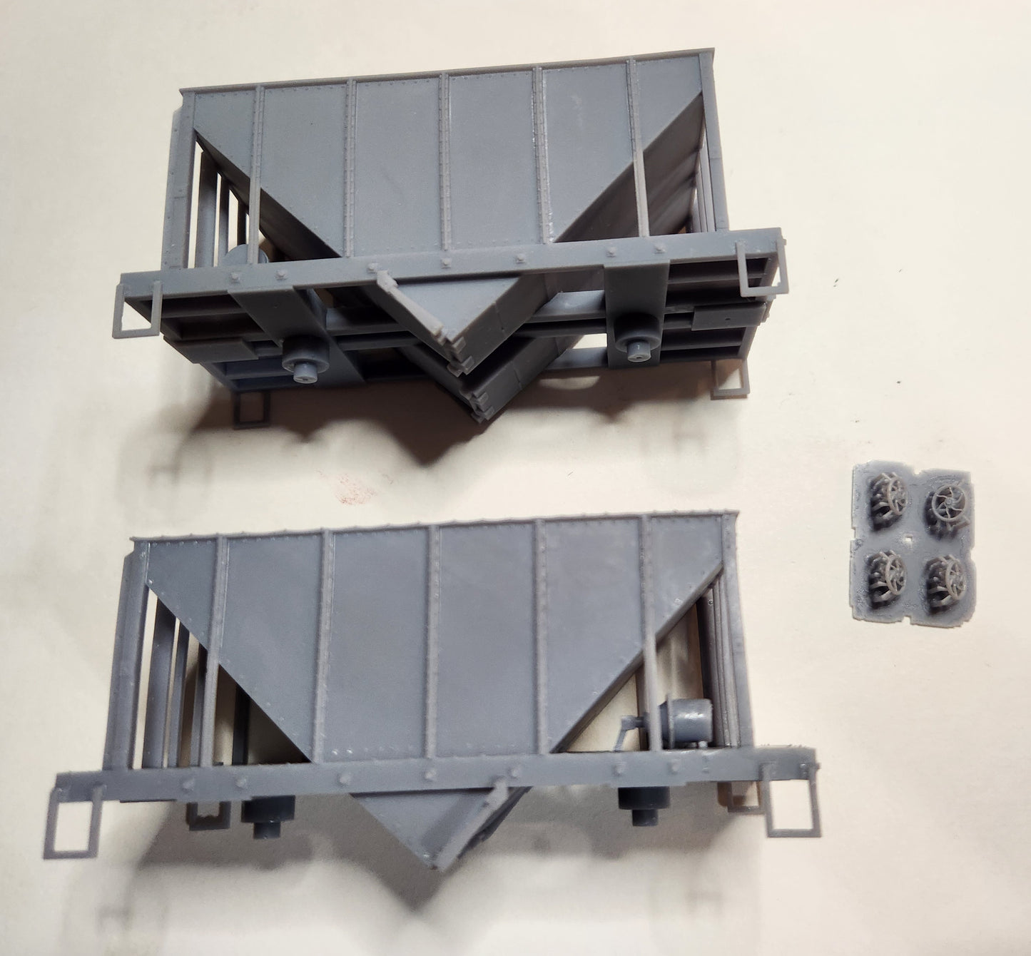 On30 3D Printed 16ft Single Bay Steel Hopper(Set of 2) With Trucks and Couplers