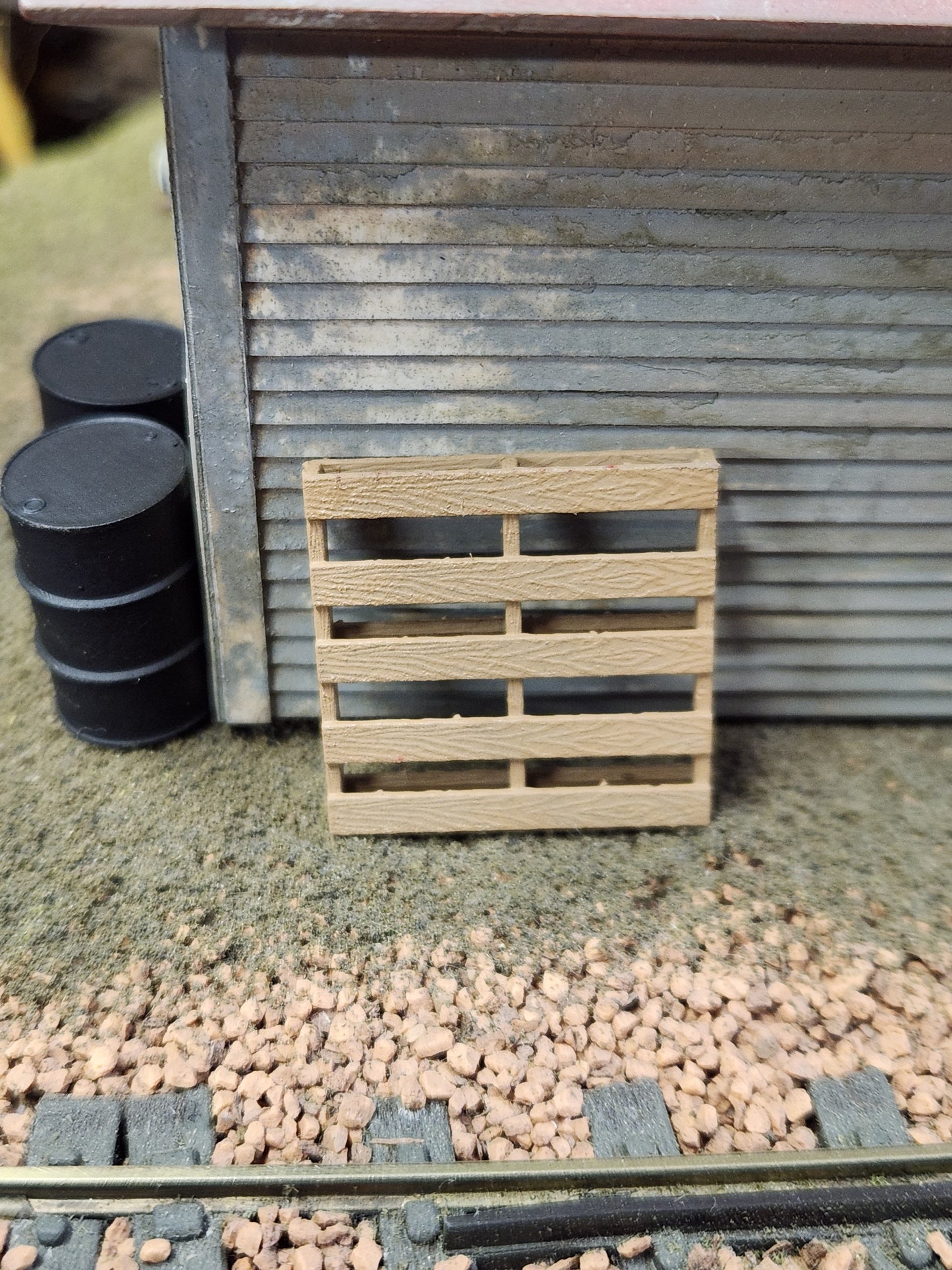 O scale 3D Printed Pallet with 4-55 gallon drums