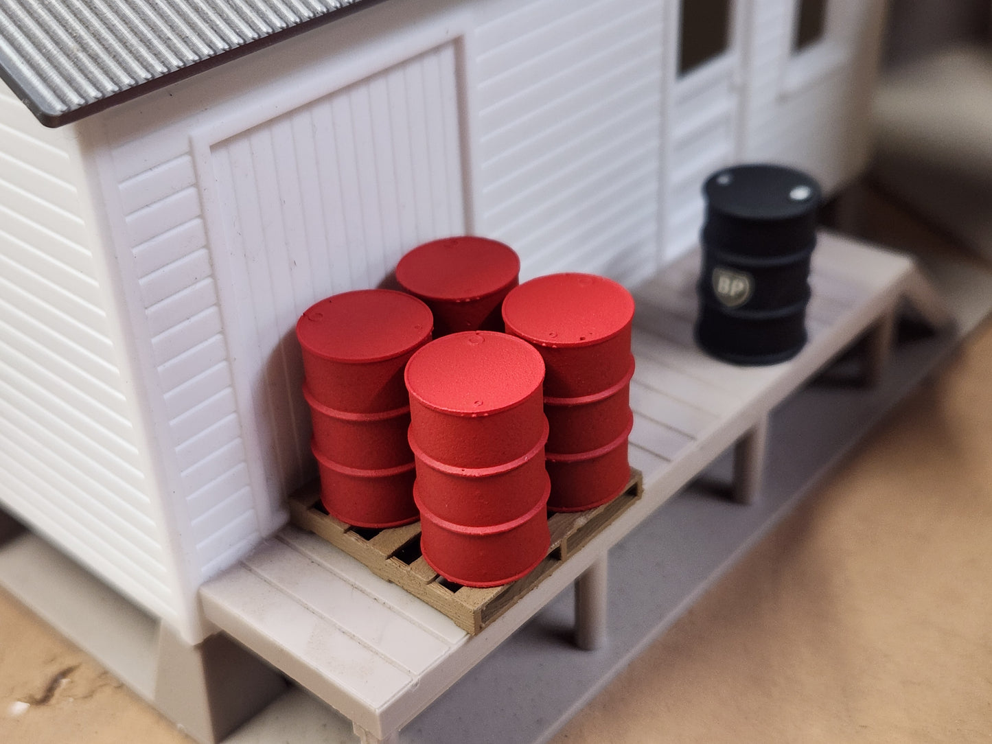 O scale 3D Printed Pallet with 4-55 gallon drums