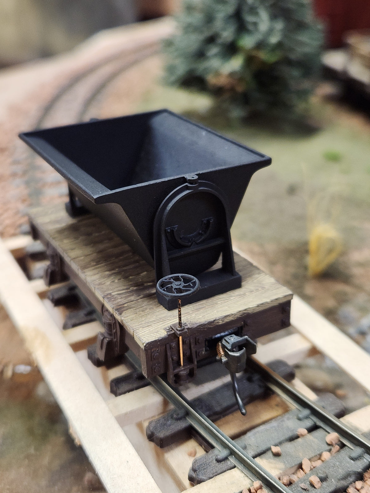 On30 3D Printed Steel V Tipper Hopper on 10ft Chassis