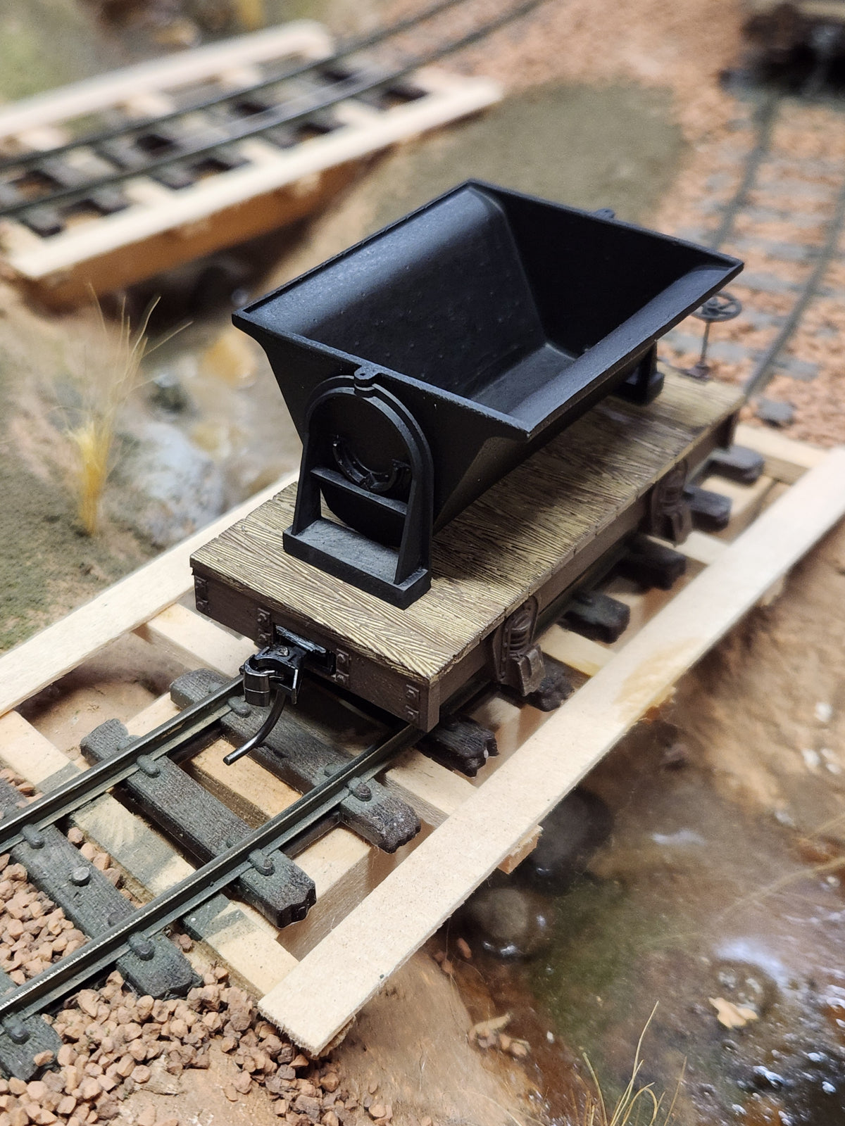 On30 3D Printed Steel V Tipper Hopper on 10ft Chassis