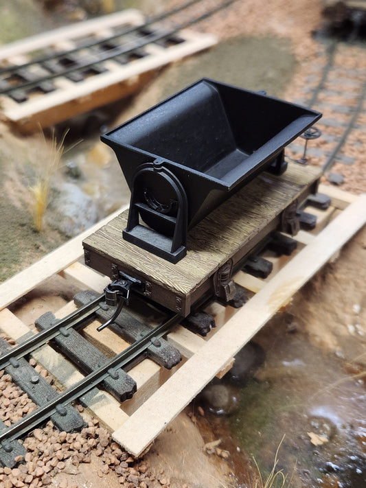 On30 3D Printed Steel V Tipper Hopper on 10ft Chassis